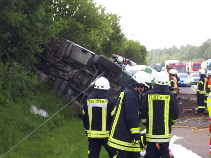 A45: Unfall mit Todesfolge - Umgekippte Zugmaschine