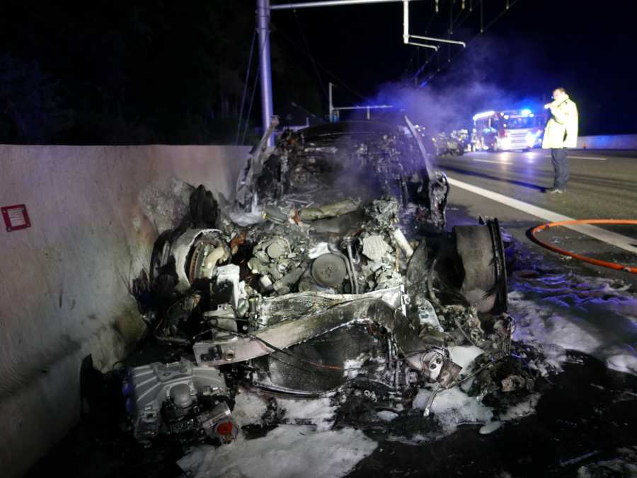 BAB5: Verkehrsunfall - gelöschter PKW-Brand © Feuerwehr Darmstadt