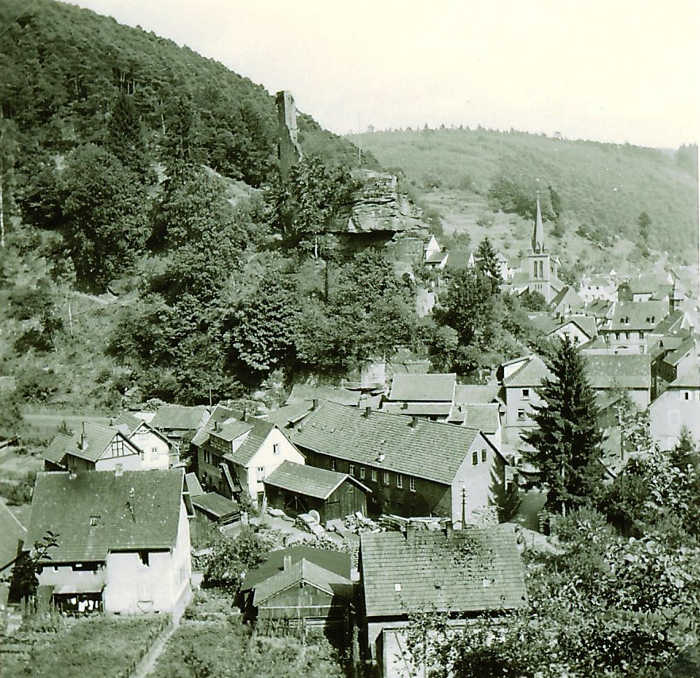 Die Bebauung der Elmsteiner "Teufelsinsel" mit Wappenschmiede, angebauter Sägemühle und gegenüberliegender Mahlmühle um 1952 (Foto: Gemeindearchiv Elmstein)