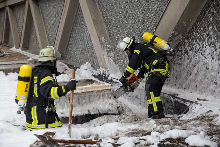 Feuerwehr Mainz: Dachbrand-Öffnung der Dachhaut © Stadtverwaltung Mainz