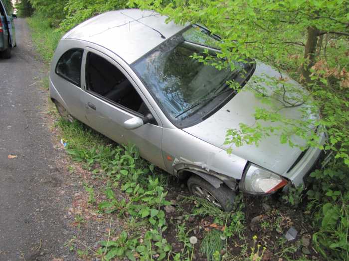 Florstadt_Nach Diebstahl und Unfallflucht - Ford KA im Wald gefunden
