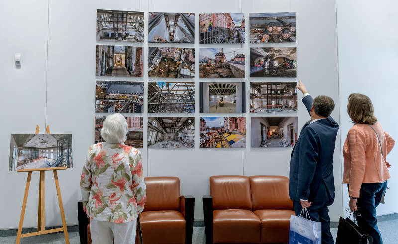 Ausstellung (Foto: Landtag Rheinland-Pfalz/Torsten Silz)