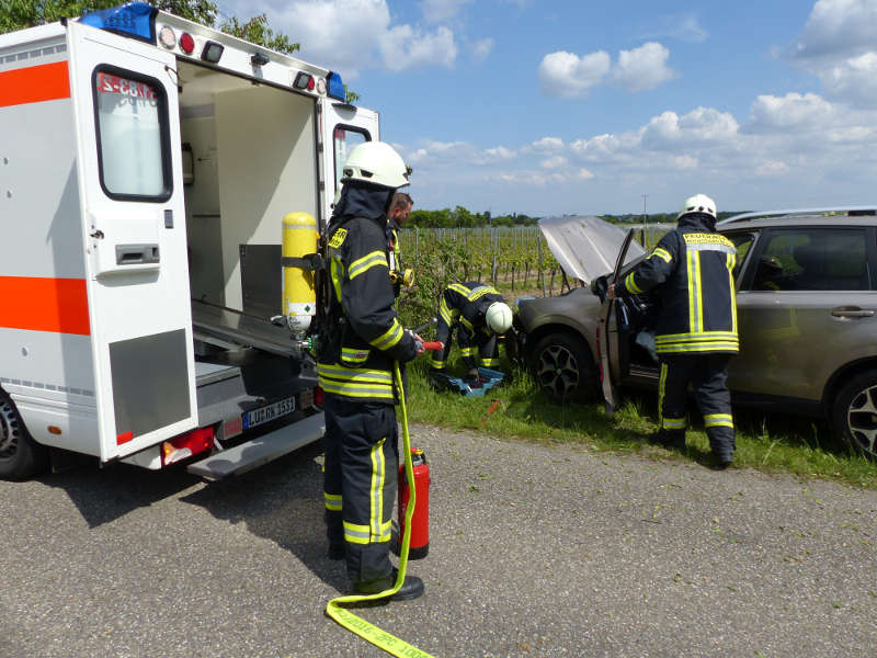 Die Feuerwehr sicherte die Unfallstelle ab, stellte den Brandschutz sicher und trennte die Bordelektronik des Unfallfahrzeugs. (Foto: Feuerwehr Neustadt)