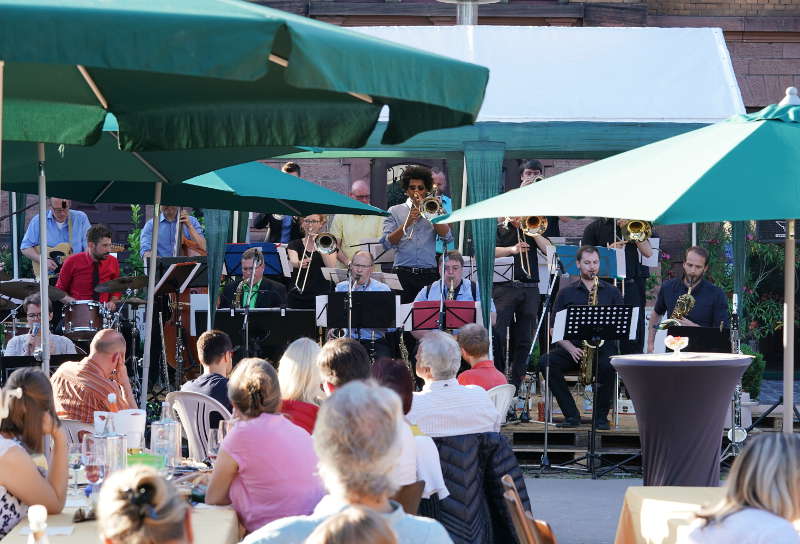 Neustadt Heim'sche Privat-Sektkellerei Blue note BIG BAND (Foto: Holger Knecht)