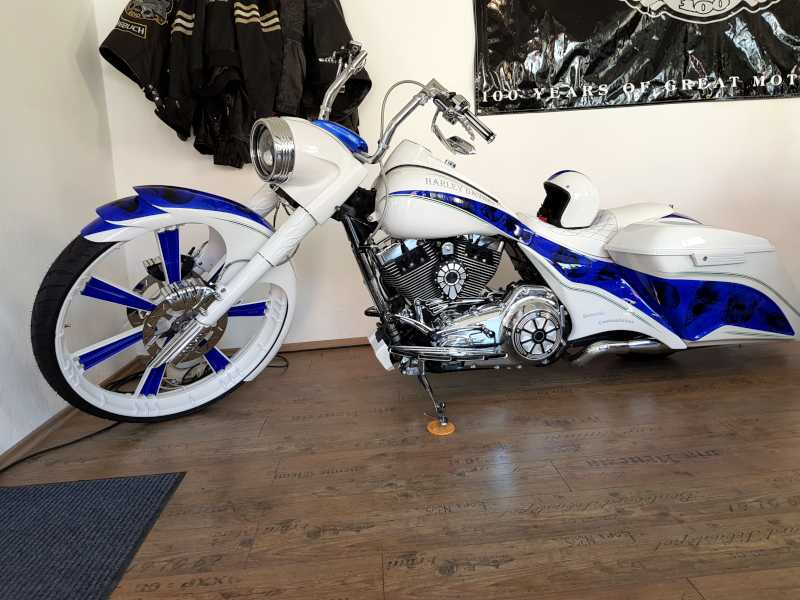 Gestohlenes Motorrad, blau-weiße Harley