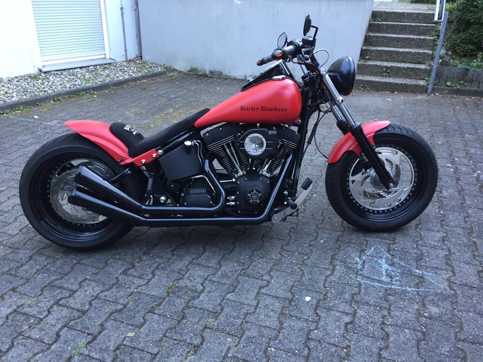 Gestohlenes Motorrad, mattrot-schwarze Harley