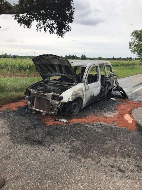 Ein Pkw geriet in Vollbrand (Foto: Polizei RLP)