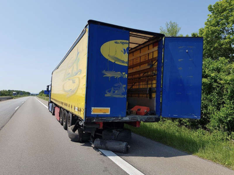 Der LKW, auf den der Audi auffuhr (Foto: Feuerwehr Neustadt)