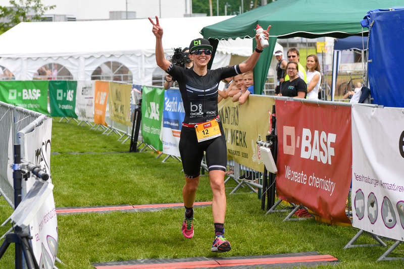 Die Siegerin Simone Hoffmann beim Maxdorfer Triathlon (Foto: PIX-Sportfotos)