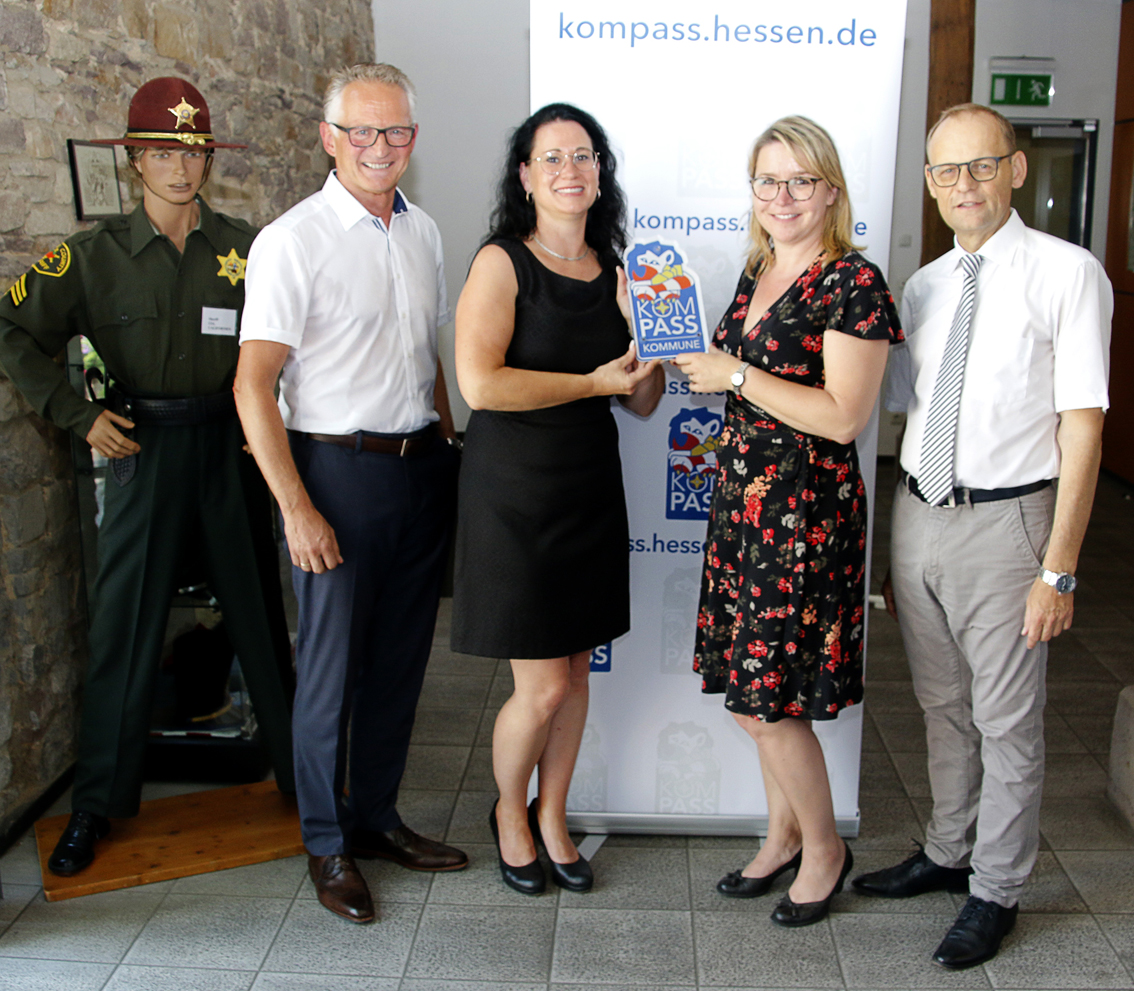 v.l. Polizeipräsident Günther Voß, Ramona Gärtner,Rosmarie Welke, Bürgermeister Dag Wehner