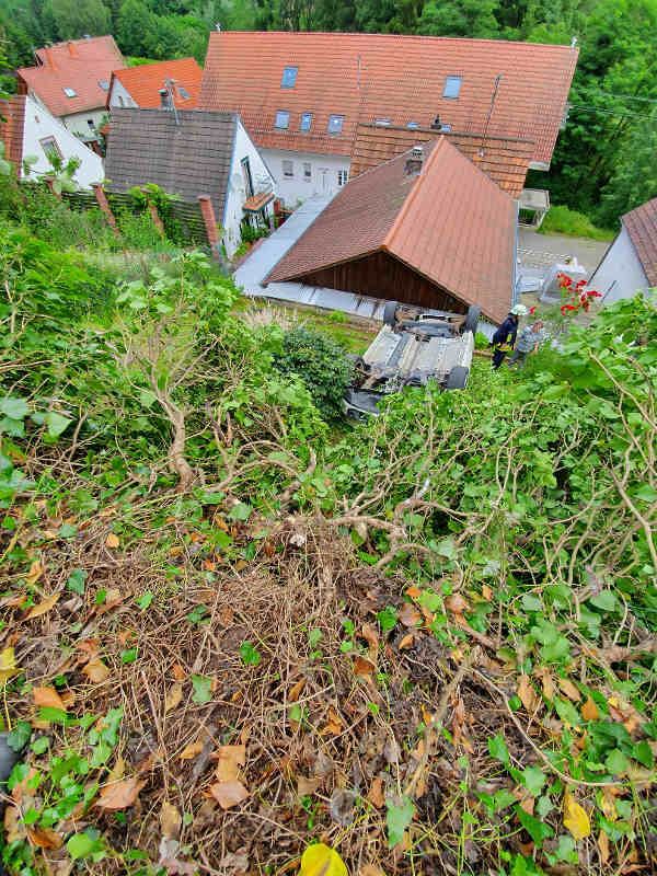 Der PKW am Hang (Foto: Presseteam der Feuerwehr VG Lambrecht)