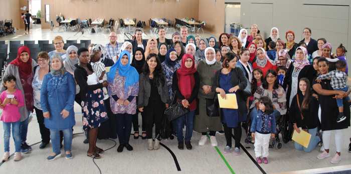Gruppenbild der Damen – Teilnehmerinnen mit Kindern, Referentinnen und Organisatorinnen der Abschlusstagung auf einem Bild vereint.