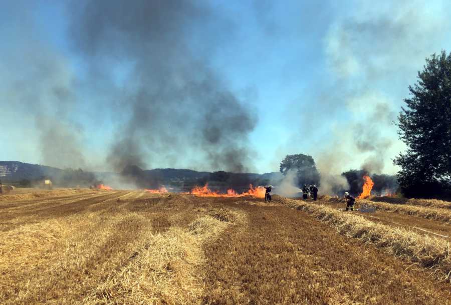 Aufbauarbeiten für den Ersten Löschangriff von der Westseite der Brandstelle © Feuerwehr Weinheim