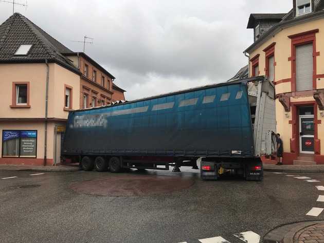 Otterberg: Unfall: Vorfahrt genommen - LKW eingeklemmt - Feuewerwehr im Einsatz - Hinweise an die Polizei erbeten