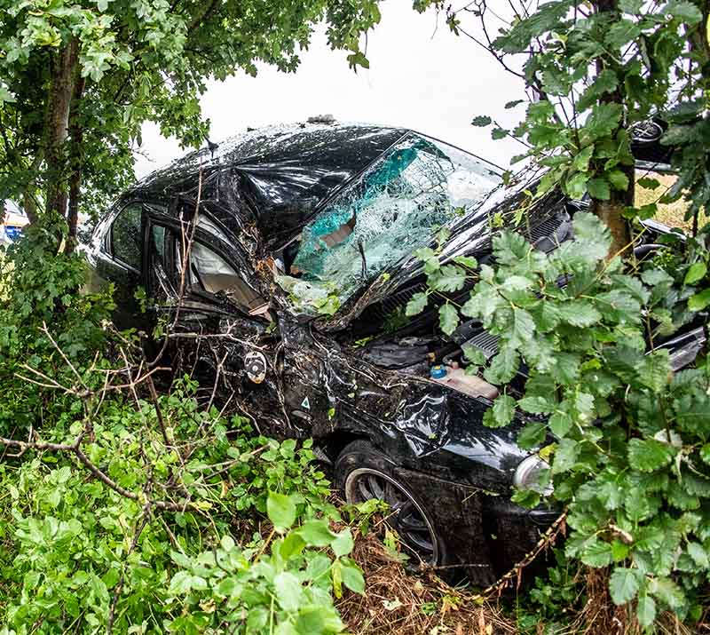 Der PKW prallte gegen einen Baum (Foto: Helmut Dell)