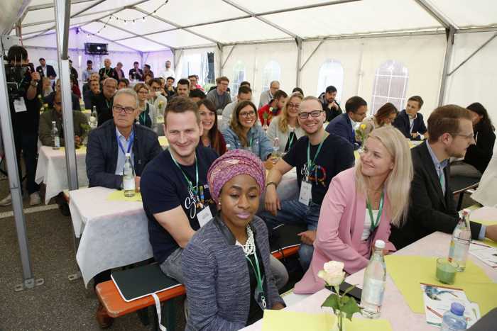 Beste Stimmung herrschte im Zelt, das für die Better-Together-Veranstaltung aufgebaut worden war. In der dritten Breakthrough-Runde waren viele Frauen mit an Bord