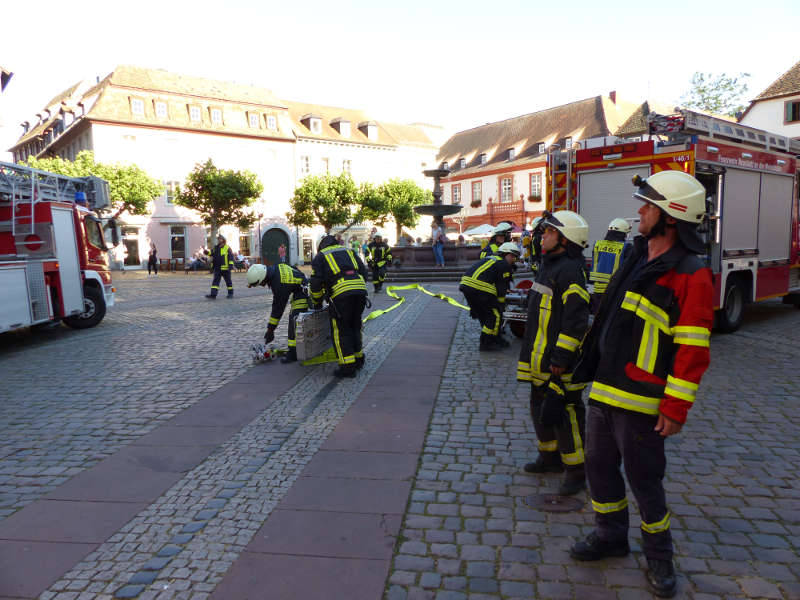 Die Feuerwehr auf dem Marktplatz (Foto: Feuerwehr Neustadt)