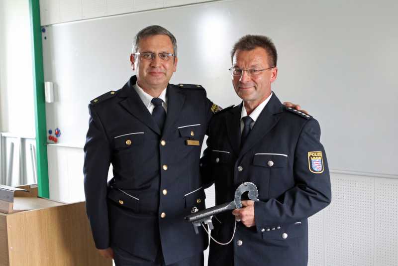Symbolische Schlüsselübergabe zwischen Polizeirat Oliver Heß und Polizeihauptkommissar Rolf Böttcher