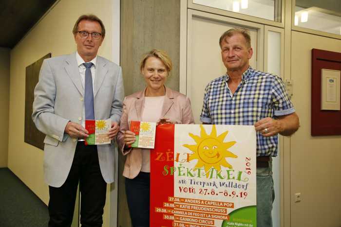 Das Zeltspektakel kann kommen: Bürgermeisterin Christiane Staab, Erster Beigeordneter Otto Steinmann und Jürgen Vogel (re.) mit Programmheften und Plakat (Foto: Pfeifer)