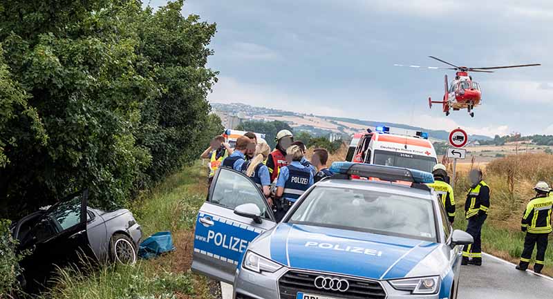 Der PKW prallte gegen einen Baum (Foto: Helmut Dell)