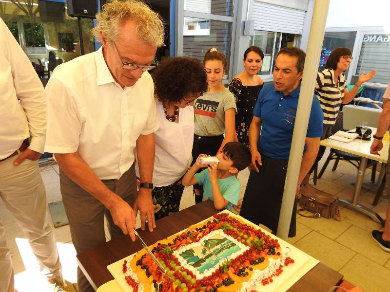 Auch eine Torte erhielt das „Geburtstagskind Queichtalbad“. (Foto: Verbandsgemeindeverwaltung Offenbach an der Queich)