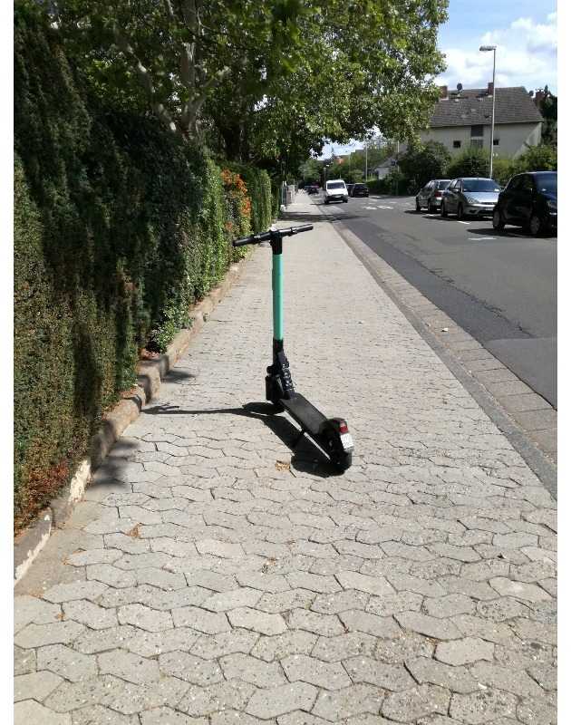 E-Scooter steht behindernd auf dem Gehweg