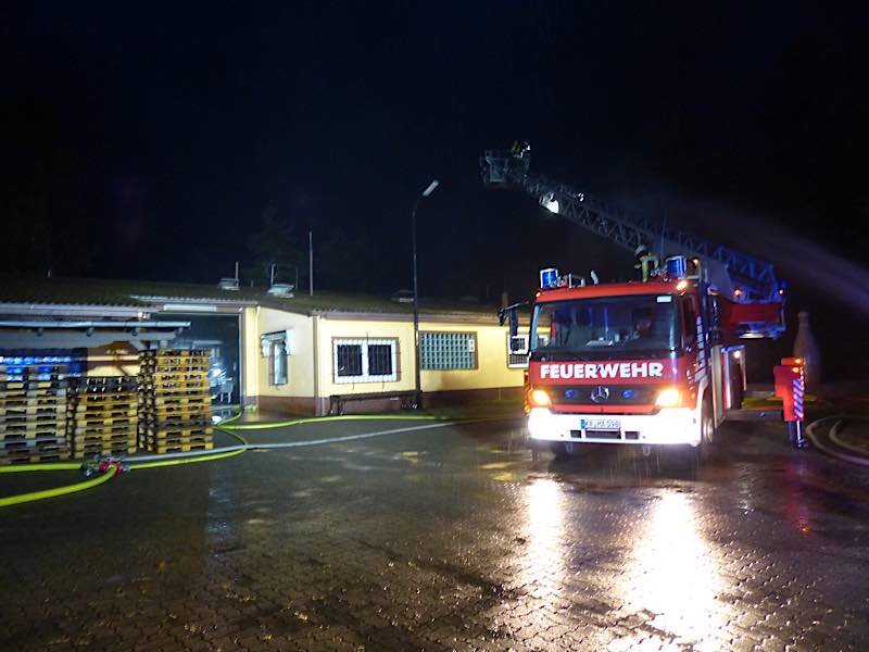 Durch den Brand wurde das Dach beschädigt (Foto: Feuerwehr Neustadt)