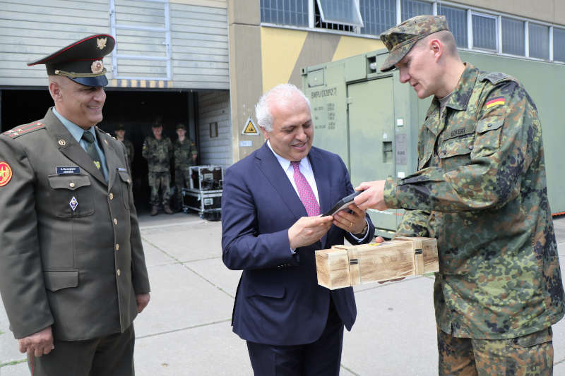 Austausch der Geschenke (Foto: Bundeswehr/Frank Wiedemann)