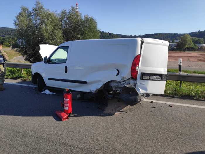 Das Fahrzeug kam wegen einer Panne auf dem rechten Fahrstreifen der Autobahn zum Stehen