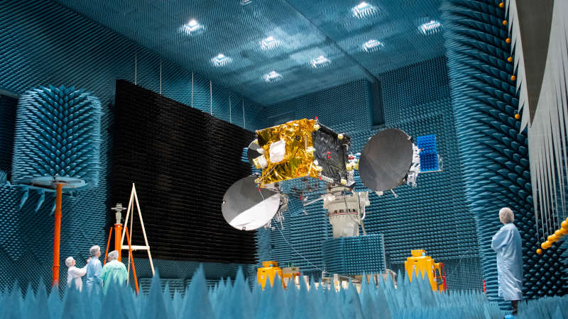 Airbus ist der industrielle Hauptauftragnehmer beim Europäischen Datenrelaissystem EDRS. Vor seiner Verschiffung wurde der Satellit im April 2019 im Antennen-Testzentrum von Airbus in Ottobrunn auf Herz und Nieren geprüft. Die OHB System AG in Bremen hat im Unterauftrag den EDRS-C-Satelliten gebaut. (Foto: ESA/S. Corvaja)