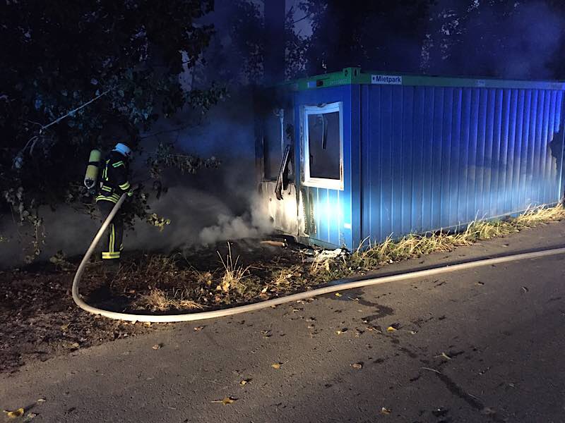 Ein Anhänger und ein Baubüro brannten (Foto: Presseteam der Feuerwehr VG Edenkoben)