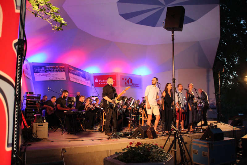 Konzert auf der Bühne im Volkspark (Foto: Musikverein Otterbach)