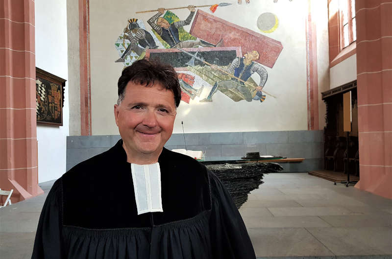 Michael Landgraf mit Talar in Stiftskirche