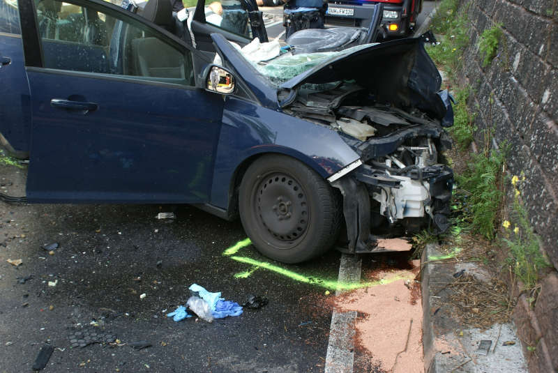 Der PKW der Unfallverursacherin (Foto: Presseteam der Feuerwehr VG Lambrecht)