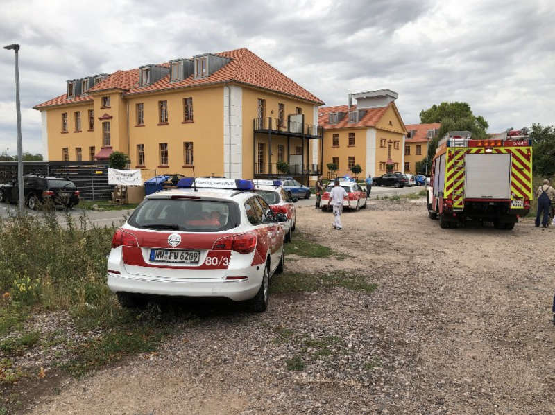 Die Feuerwehr betreute den Verletzten und stellte den Brandschutz sicher (Foto: Feuerwehr Neustadt)