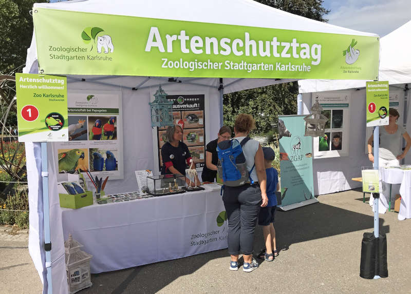 Am Artenschutztag können die Zoogäste sich an vielen Ständen informieren. (Foto: Zoo Karlsruhe)