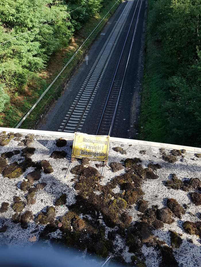 Blick auf die Gleise-Warnschild Hochspannung! Fußgängerbrücke, Bahnüberführung in Gießen Rosenpfad © Bundespolizei
