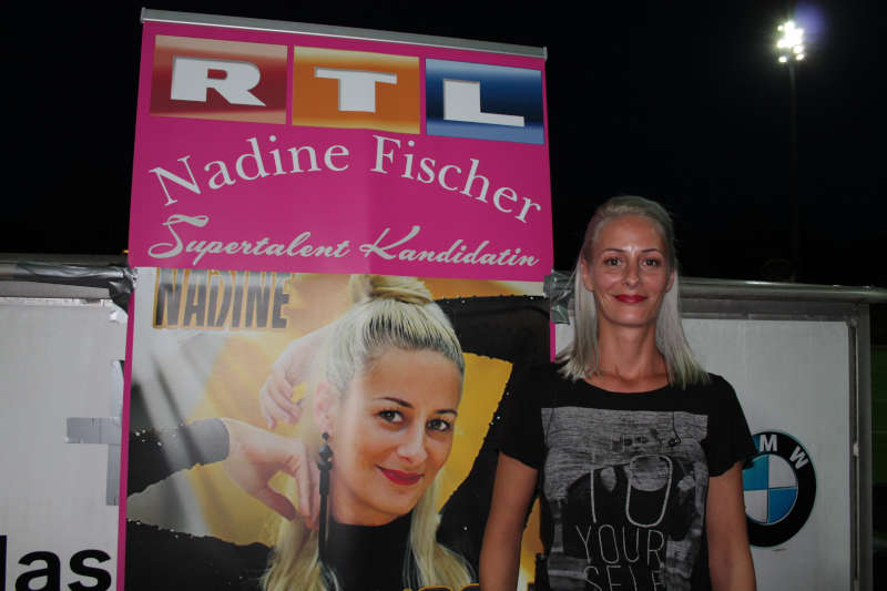 Schlagersängerin Nadine Fischer aus Speyer sorgte in der Pause für musikalische Unterhaltung (Foto: Michael Sonnick)