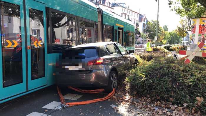 Verkehrsunfall_Straßenbahn und PKW_b © Feuerwehr Frankfurt am Main