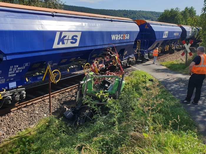Vom Zug erfasster Schlepper bei Bahnunfall in Wölfershausen © Bundespolizei