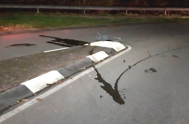 Das Fahrzeug verlor Betriebsstoffe (Foto: Polizei RLP)