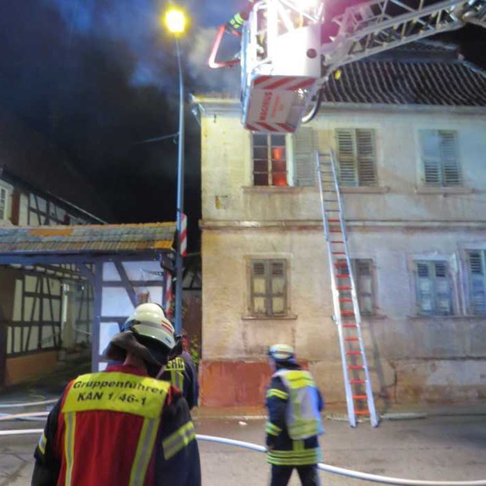 Brandbekämpfung mittels Drehleiter © FFW Kandel