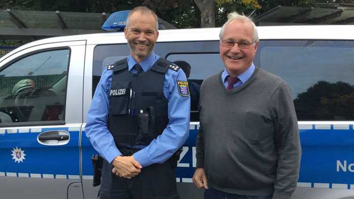 Einsatzleiter Michael Pagel und Bürgermeister Erich Spamer bei den Kontrollen in Büdingen