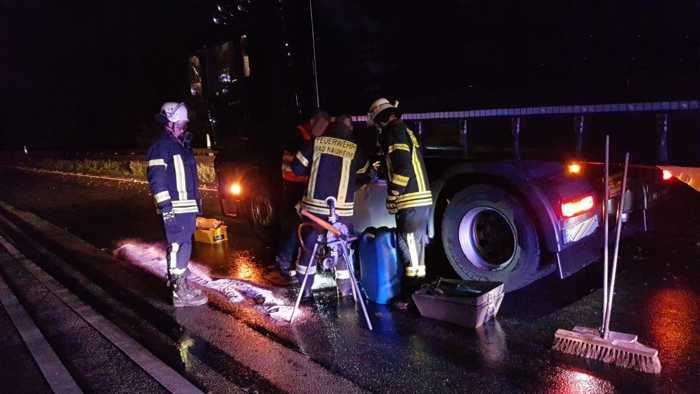 Feuerwehr bei Arbeiten am LKW