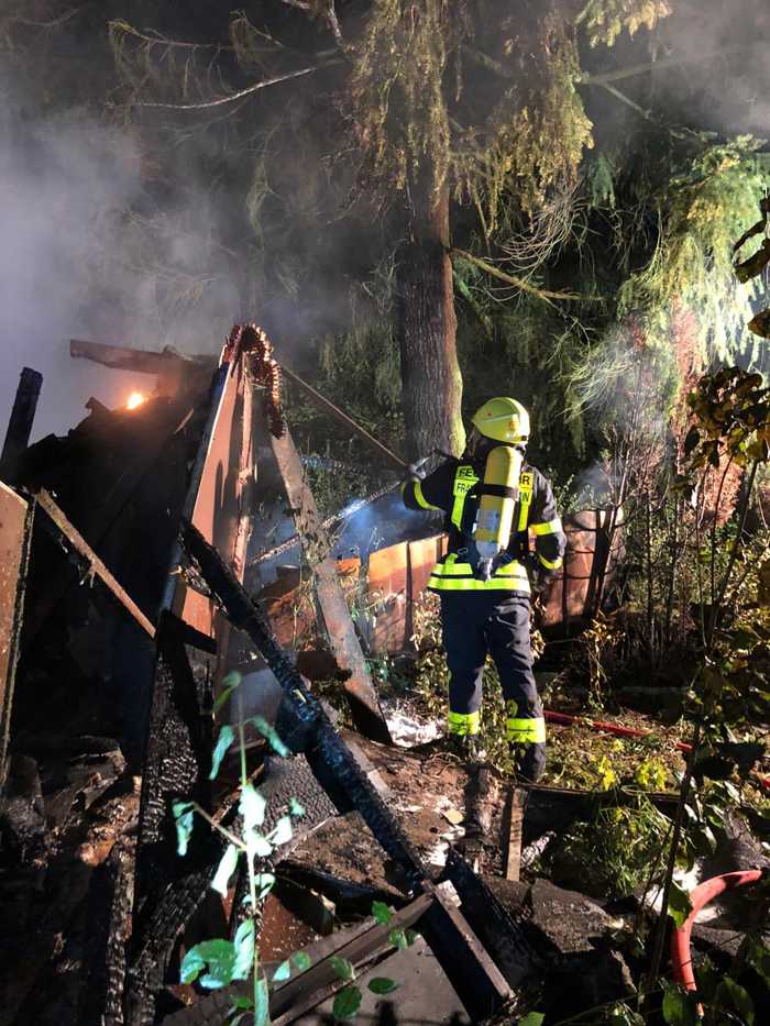 Gartenhüttenbrand in Oberrad © Feuerwehr Frankfurt