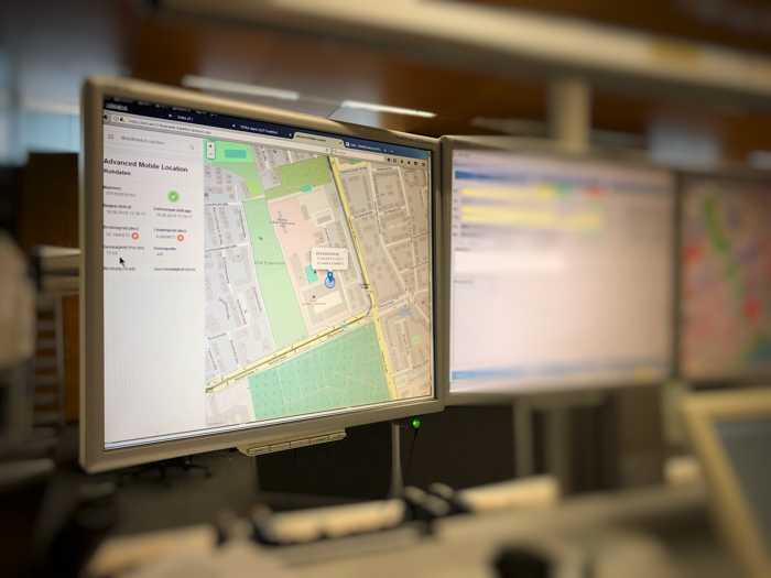 In der Leitstelle, die Notrufe entgegennimmt, liest eine Software die übermittelten Daten aus und zeigt den Standort des Anrufers auf einer Karte an © Feuerwehr Frankfurt am Main