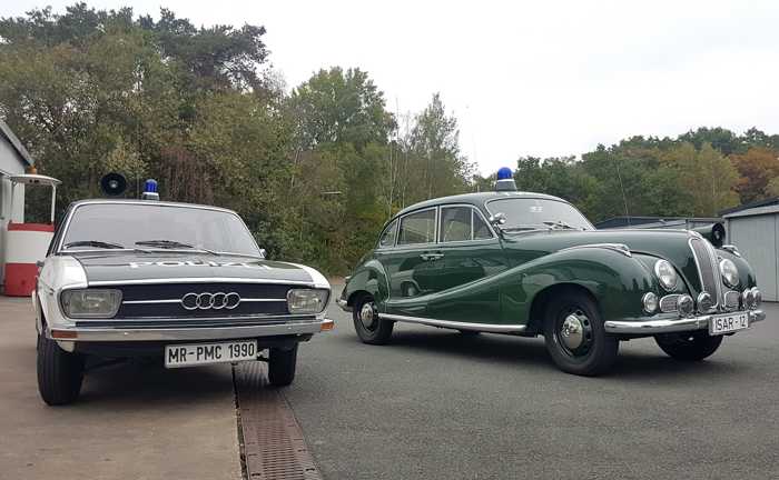 Polizeioldtimer v.l.: Audi 100 und BMW 501