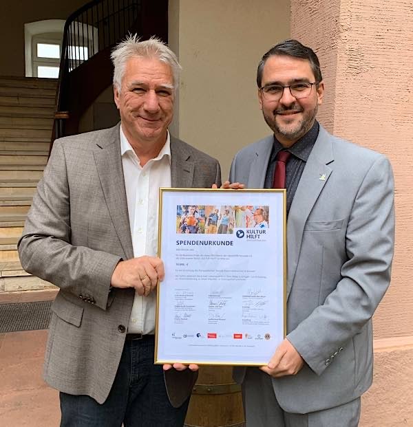 OB Weigel übergibt Heinz Busch von der Lebenshilfe die Spendenurkunde. (Foto: Stadtverwaltung Neustadt)