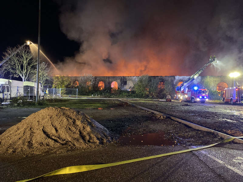 Der Alte Lokschuppen in Vollbrand (Foto: Stadt Worms)