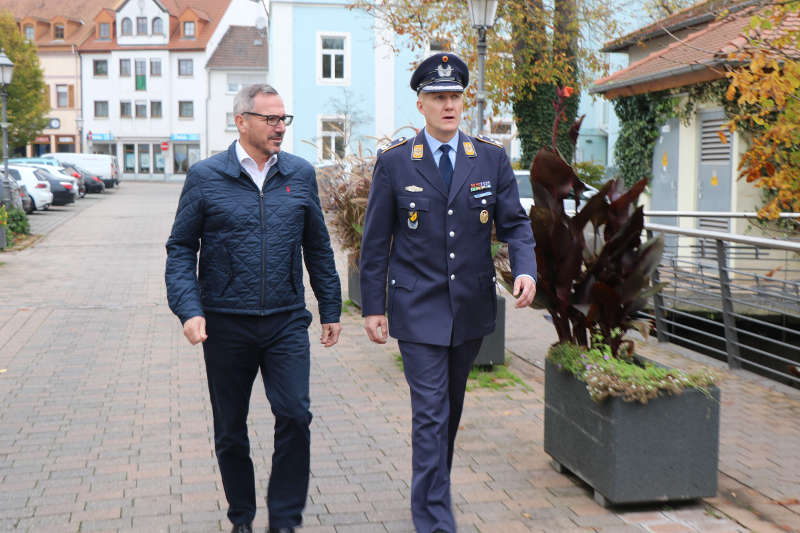 Gelebte Partnerschaft zwischen der Stadt und dem Luftwaffenausbildungsbataillon – auch bei der Sammlung für den guten Zweck. (Foto: Sven Waschke)